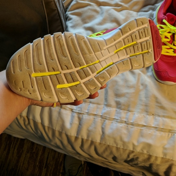 Athletic shoes, barely worn - Picture 3 of 5